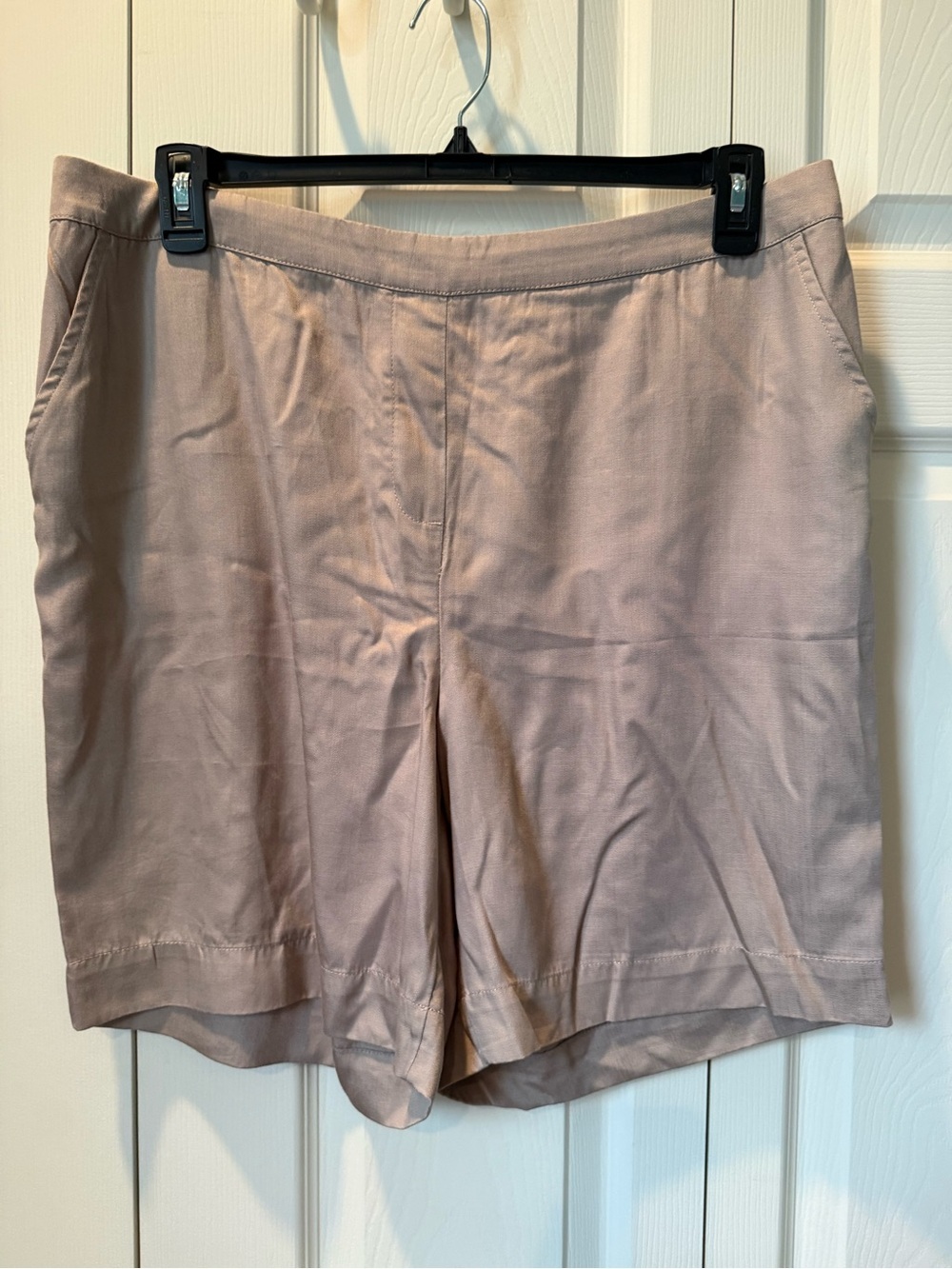 # NWT Chico's Pale Taupe Pull-On Shorts (Sz 2.5 = 14)